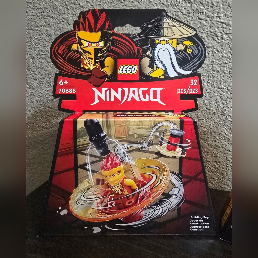 LEGO Ninjago Set - Red and Blue - Picture 2 of 7